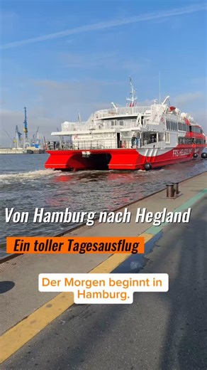 Holunder JET – der Katamaran von Hamburg nach Helgoland: Team Bug oder Team Heck? 🚤 🚤💨 Von Hamburg direkt nach Helgoland – schneller geht’s nicht! Mit dem Holunder JET, dem Katamaran von den Landungsbrücken auf die Hochseeinsel, beginnt dein Nordsee-Abenteuer schon bei der Abfahrt. Salzige Luft, weite Sicht und echtes Freiheitsgefühl inklusive! Ob du den Fahrtwind vorne am Bug genießt oder lieber hinten entspannt – der Holunder JET bringt dich in rund 3,5 Stunden mitten ins Inselfeeling. 📍 S