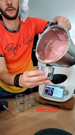 Mousse de fraises et framboises 🍓👨🏼‍🍳 Tu peux mettre cette mousse minimum 4 heures au congélateur et la servir comme un entremet glacé avec des fruits frais 🥰 👨🏼‍🍳🍓 Qu'as-tu pensé de ce dessert ? #mousse #moussedefruit #fruitrouge #conseillerthermomix thermomix #desaison #thermomix #dessertrapide #faitmaison #pierreconseillerthermomix #pourtoi #tuto | Pierre conseiller Thermomix