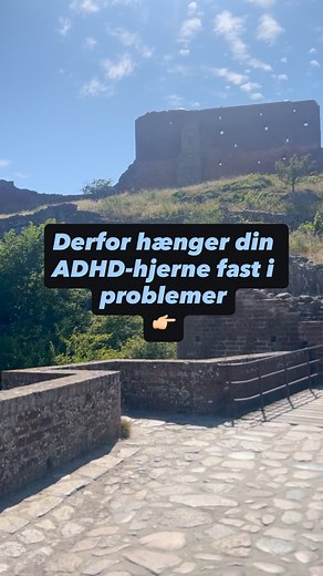 👉 Din ADHD-hjerne er ofte problemfokuseret – men hvad er egentlig problemet ved det? Forskning viser, at mange med ADHD oplever emotionsdysregulering. Følelserne bliver mere intense, sværere at styre og sværere at slippe. Samtidig er hjernen præget af negativity bias – altså en tendens til at lægge mere mærke til det, der er galt, end det, der fungerer. Det kan ses som en overlevelsesstrategi: hjernen prøver at beskytte dig ved at holde øje med alt, der kan gå galt 👀 Men prisen er et nervesyst