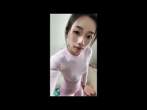 柔软节奏中的身材魅力 | Sweet Dance in Pink Leggings | Confident Moves & Natural Curves