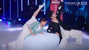 38 reactions | 朗Cheng Xiao danced beautifully to show the splits, her body flexibility is amazing! 朗程潇跳舞大秀一字马，身体柔韧度惊人！ #程潇 #ChengXiao #dancers #dance #drama #chinese #WangYibo #XuKai | 追剧草莓酱 | Facebook