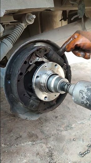 How to install a wheel hub: Tightening the wheel hub