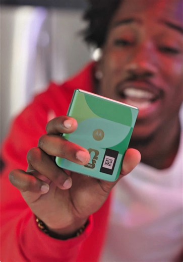 @Verizon Has me ready for soccer’s biggest stage. Grab the new @Motorola US razr FIFA World Cup 26™ Edition available only at @verizon ! #VerizonPartner