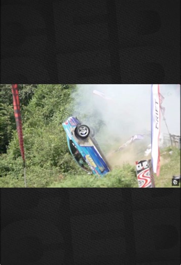 La compétition est actuellement arrêtée suite au crash spectaculaire de Steve Guerin. Le pilote est sorti indemne de sa voiture et est actuellement en train de passer des examens complémentaires pour s’assurer que tout va bien. Plus de peur que de mal, on lui souhaite un bon rétablissement. 🙏 La reprise sera communiquée dès que possible. ©️ Drift Impact #CFD2025 #DriftFrance #PRO #Tōge