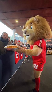 Ovalion distribue la galette pour ce premier match de l’année à la maison 😋👑 | Stade Toulousain