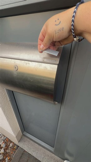 Tja… und plötzlich war’s das dann. 😂📦 Die letzten Sachen ins Auto gequetscht, ungefähr 738-mal durchs Haus gelaufen, weil ich natürlich IMMER noch irgendwas vergessen habe… und jetzt ziehen wir einfach wirklich um. 🥹😂 Ich würde sagen: Licht aus, Tür zu und ab ins nächste Chaos. 🤝📦 Aber diesmal in der neuen Wohnung. 😂🤍 . #newhome #neueskapitel #mamablogger #mamablogger_de #umzug