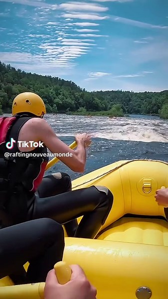 🎉 C’EST PARTI! La saison 2025 est officiellement OUVERTE chez Rafting Nouveau Monde! 🌊 Que tu sois un·e habitué·e des rapides, une famille d'aventuriers ou une gang d’amis en quête d’adrénaline. Cette année, on célèbre 45 ans de passion avec toi! Les descentes sont épiques, les guides sont prêts et notre rivière Rouge n’attend que toi. Tu réserves pour quand? 🏕️ Camping disponible | 📸 Photos souvenirs | 🍹 Tiki bar ouvert 👉 Réserve maintenant en cliquant sur le lien en bio! _ 🎉 IT’S ON! Th