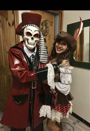 Porque es mi papá 🥹 Un día 1 de noviembre de 2018 mi familia y yo nos disfrazamos para salir a pedir dulces, fuimos la sensación en especial mi papá que iba disfrazado de pirata calavera. Todos los niños querían tomarse fotos con él y lo señalaban y admiraban, mi papá disfrutó mucho su momento de fama jaja y fue un día de muertos que jamás olvidaré, nos la pasamos increíble. Hoy mi papá ya no está conmigo, pero mi mamá me regaló un maniquí de pirata calavera que puse en el balcón como recuerdo 