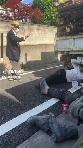 クルド人は路駐して解体工事を行いそのまま歩道に寝そべって休憩注意したお年寄りを仲間が寄ってたかって撮影し、SNSで晒して嘲笑このままでは舐められ増え続ける。
