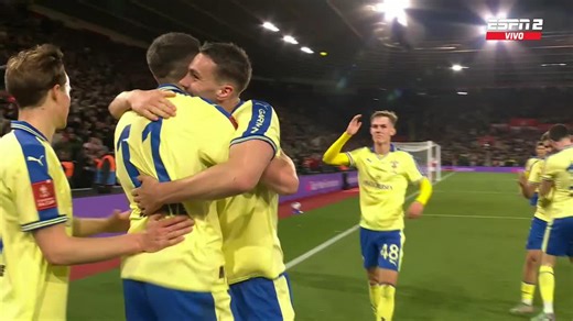 El error de Ben White es evidente pero qué gracioso es Kepa Arrizabalaga. Ross Stewart pudo demorar 15 minutos que el manco de Ondárroa jamás achicaría hacia adelante.