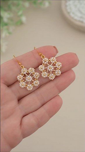 Make These Adorable Daisy Earrings using Bugle Beads!