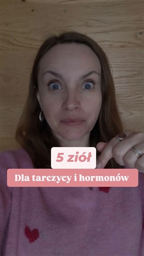 5 ziół dla zdrowia tarczycy i hormonów✨ 🍒Mięta pieprzowa - obniża poziom androgenów (PCOS, trądziku), poprawia trawienie i wydzielanie enzymów trawiennych, zmniejsza wzdęcia 🍒Pokrzywa - bogata w składniki mineralne, zawiera żelazo niehemowe, więc może wspierać odrost włosów, warto regularnie pić przy alergii. Najlepiej pić sok z pokrzywy 🍒Mniszek lekarski – wspomaga pracę wątroby(tu odbywa się konwersja hormonów tarczycy), a prawidłowa praca wątroby również rzutuje na produkcję hormonów i bia
