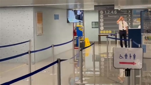 9.5K views · 28 reactions | #FactsAzores : Heavy rains recently caused flooding inside Aerogare Civil das Lajes / Lajes Airport on Terceira Island. 12:30 / 22.10.2025 Fonte : Gina Lourdes S. Brasil https://www.facebook.com/permalink.php?story_fbid=pfbid0LJwtmHzYjXW3iLCSZ7jEg3tiYBt82YaGGH4qrkmCq5vAy1QJqKFMstua1dTaiFkvl&id=100003740526189 | Facts Azores | Facebook
