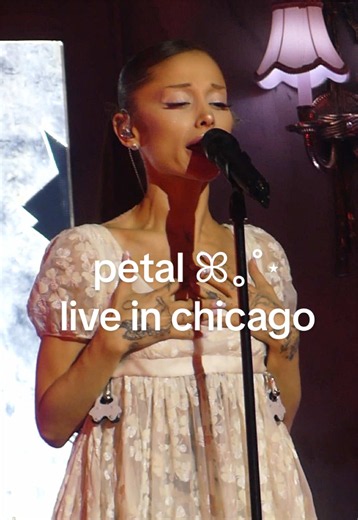 Petal live in Chicago - Ariana Grande Eternal Sunshine Tour