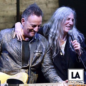 44K views · 978 reactions | Quand Bruce Springsteen accompagne Patti Smith sur "Because The Night"  Rejoins notre communauté : Bruce Springsteen Fans France | Hey Alex | Facebook