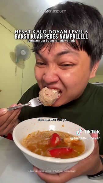 KUAH BAKSO PEDES NAMPOL, BIKIN NYERAH🥵 wah asli kuah pedes bakso di sini beneran pedes nampol hampir bikin aku nyerah guys. tapi mereka tuh ya, baksonya enak-enak kretes ndaging juga dan punya varian keju yang molor lumer muncratt 👍 📍Bakso Tombopengen - jln jawa ruko java square no 9 ⏰12 siang - 9 malam ☎️878-2243-8964 ✅gofood, grabfood & shopeefood 💸 1 bakso kasar = 10k 1 bakso campur = 10k 1 bakso moza (13k) keju (5k) sosis 2 (4k)= 22k #kulinerjember #makananjember #kulinertrending #kuline