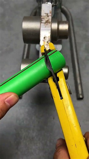 If you need to use water temporarily without a bend in the hose, you can try this connection method
