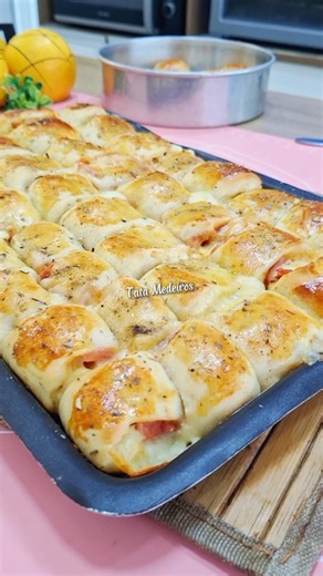 Tata Medeiros | Massa econômica, sem leite e sem ovos, para preparar enroladinhos de queijo e presunto para o lanche ou para vender também, essws mini... | Instagram