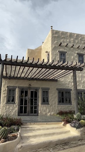 📍2Bees Cafe หางดง คาเฟ่น่าเที่ยวแถวหางดง จ.เชียงใหม่ สวยมากกกกกกก 10/10 ถ่ายได้ทุกมุม มุมไหนก็ปัง ไม่มาคือพลาด 📌📌 🌵เปิดแค่เสาร์ อาทิตย์ นะคะ #คาเฟ่เชียงใหม่ #คาเฟ่หางดง #TikTokกินเที่ยว #เทรนด์วันนี้ #tiktokพาเที่ยว #tiktokพาดู