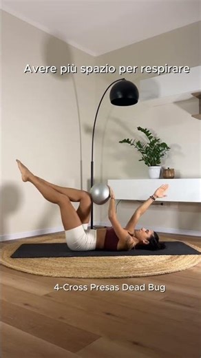 5 Minuti per Sgonfiare la Pancia a Natale 🎄 (Pilates Mini Ball)