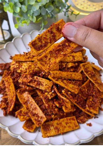 SAMBAL GARING SURIA LEKOR NIPIS Boleh la buat stock sambal garing ni. Kalau bosan2 tak ada idea nak makan apa masa sahur. Makan sambal garing Suria Lekor Nipis ni pun sedap tau. Gaul dgn nasi panas & telur mata 😋😋 Bahan-bahan : ✨Minyak ✨Suria Lekor Nipis (sis guna 400-500g) @suria.produk.ikan ✨Bawang goreng secukupnya ✨1-2 genggam cili kering (buang biji, cuci & keringkan) ✨2sb gula ✨1sb serbuk perasa Cara-cara : 📍Defrost dulu Suria Lekor Nipis sebelum kupas. 📍Goreng dalam minyak panas api s