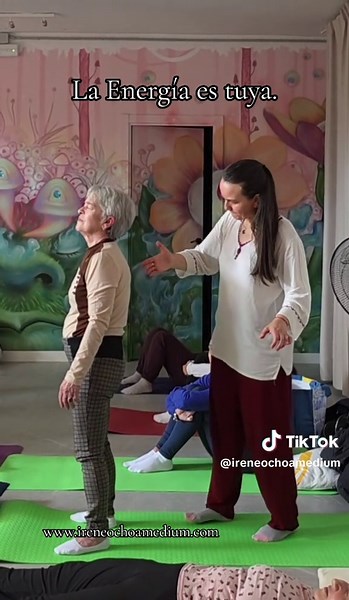 Cuando vienes a una sesión de sanación energética, no vienes a que yo te dé algo que no tienes. Mi trabajo es estimular tu energía, no sustituirla. No necesitas depender de mí para reconocer que tienes tus propios recursos y que cada proceso es personal. Yo te ofrezco una herramienta. Tú vives tu experiencia. 🦋 24/10 Alicante 25/10 Murcia 14/11 Las Palmas 15/11 Tenerife 22/11 Madrid 28/11 Albacete 29/11 Valencia 19/12 Barcelona 🌍 www.ireneochoamedium.com @irenemediumespañola #IreneOchoaMédium 