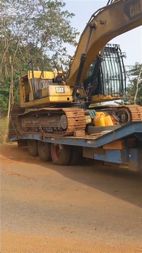 CATERPILLAR 320 NEXT GEN LOADING ON LOWBOY TRUCK 🚜🔥