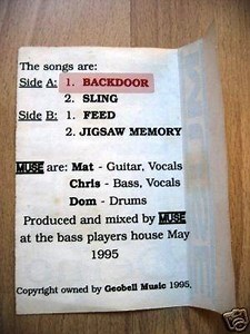 On continue de remonter le temps, nous sommes en 1995 et Muse vient d'enregistrer leur toute première demo chez Chris on y retrouve 4 titres (on ne possède malheusement que ces extraits). Backdoor Sling Feed Jigsaw Memory RDV demain pour notre dernière video consacrée aux titres pré-Showbiz n'ayant jamais été sur un album ou une b-side | Muse France