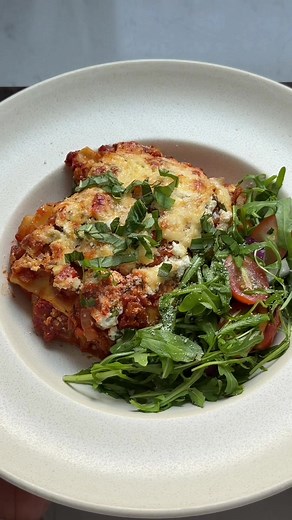Easy and high protein chicken red pesto lasagna, perfect for meal prep 🍝 552 calories and 51g protein per serving My take on a chicken lasagna with a ricotta cheese sauce and red pesto This recipe is so delicious and great for freezing too, serve with a rocket and tomato salad and extra parmesan on top Ingredients for 2: 320g chicken breast raw weight 40g lasagna sheets dry weight 1 onion diced 1 pepper diced 100ml bone broth 200g chopped tomatoes Paprika Italian herbs Onion powder Garlic powde
