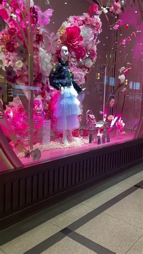 ウィキッド（Wicked）」の世界観と「日本の春」が融合したデパートのショーウィンドウ