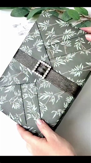 Bannu Gift Customization on Instagram: "Gift wrapping tutorial #Christmas #christmasgift #Christmastree #bouquet #wrappingexpert #wrapping #wrappingpaper #wrappedcars #foryou #foryoupage #viral #tranding #viralvideo #instareel #instagram #indian #instareel"