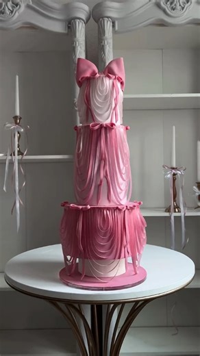 @cake_trends on Instagram: "For more 👉 @cake_trends🔹️🎀 Bows and Lambeth-style cake 🎀 Cake by 👉 @julia_kurmel #bowcake #lambethstylecake #pinkcake"