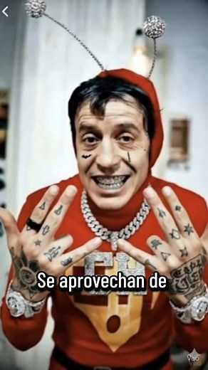 En este barrio no hay bronca. El del traje rojo impone respeto y saca a los krikosos. El chapolin esta vigilando. #elchavodel8 #homiefromthe8 #kriko #chapulincolorado #chespirito | Jose CD Juárez