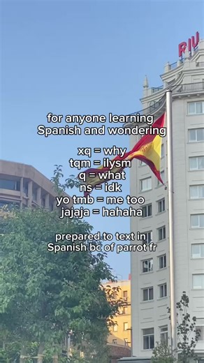 Belajar bahasa Spanyol bukan cuma soal grammar… tapi juga cara chat kayak native! 🇪🇸📱 Tau nggak arti singkatan ini? xq = why tqm = te quiero mucho (ilysm) q = what ns = I don’t know yo tmb = me too jajaja = hahaha Kalau sudah tau begini, siap chat pakai bahasa Spanyol dong 😉 Mau belajar bahasa Spanyol dari basic sampai bisa ngobrol santai? Yuk belajar bareng di @espanolcorner_ ✨ #BelajarBahasaSpanyol #SpanishForBeginner #KursusBahasaSpanyol #LearnSpanish #EspanolCorner