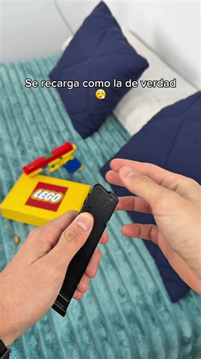NO dejes que un fan de LEGO vea esto 😳 #legogun #regalodenavidad #juguete #callofdutymobile #callofdutyblackops . . Esta pistola estilo LEGO es el regalo de Navidad perfecto para tu novio — expulsa casquillos, se siente súper realista y queda brutal en cualquier setup gamer. Ideal para chicos que aman el rollo COD, los coleccionables, los juguetes tipo construcción o cualquier cosa con estética táctica. Si a tu chico le flipan los gadgets únicos, los accesorios de escritorio o los juguetes anti