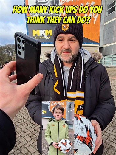 Kickups worthy of the Premier League!? 🤯⚽️👏 #football #footballfans #footballtiktok #hullcity #kickups