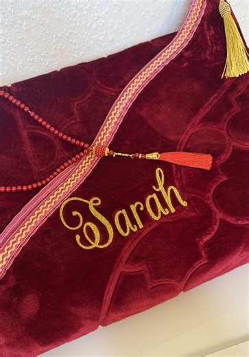 هديتك تعكس اهتمامك 💛 اختار الاسم… وخلي الباقي علينا ✨ Sarah Dein Geschenk mit Bedeutung 💛 Wähle den Namen – wir machen den Rest ✨ هدايا_مميزة #س#سجادة_صلاةهدايا_شخصية#dortmund #G#GebetsteppichRamadan