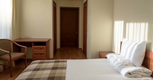 5 formas de viajar com hospedagem barata; confira passo a passo