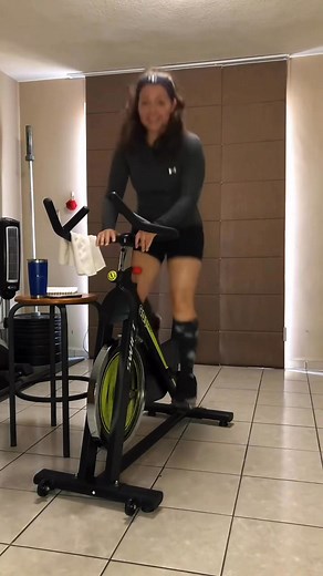 Entrenamiento en 22 minutos! Súbete a la bic. Si tienes una bici en casa, ya tienes el primer paso. ¡Entrena conmigo desde donde estés! Juntos, podemos lograrlo, transformar tu salud y tu energía… ¡Un pedaleo a la vez!" #chiospinning #mujeresfitness #indoorcycling #spinning #clasesenlinea #cardio #ejercicioencasa | Chío Spinning en línea
