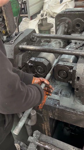 Thread rolling machine