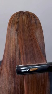 Descubra o poder da Titanium Progress: desenvolvida especialmente para processos químicos, ela combina alta performance com segurança e eficiência. Com placas de perfil titanium, bivolt automático, e tecnologia de íons negativos, garante brilho intenso, maciez e menos frizz, tudo com máxima mobilidade e conforto. Eleve os seus resultados ao próximo nível! | Taiff