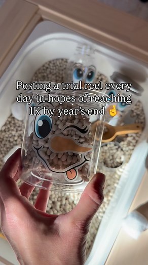 DIY: Build Your Own Snowman ✨☃️ Sensory Play Edition ☃️✨ Create a fun, hands-on winter activity with this simple sensory setup designed to spark creativity, strengthen early developmental skills and inspire calm 🧘‍♀️. What’s all used: ❄️ Navy beans ❄️ Cotton balls ❄️ Jars with snowman stickers ❄️ Scoops and tongs Why this sensory play is great: This setup encourages children to explore different textures while practicing important fine-motor skills. Using scoops helps develop hand–eye coordinat