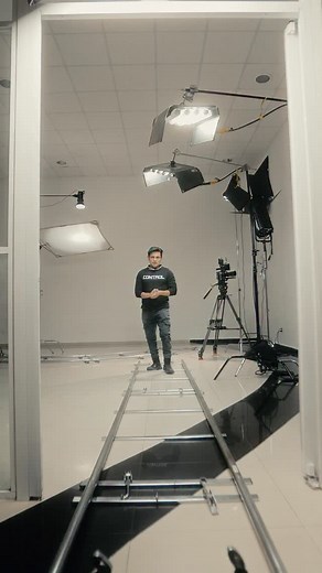 Hablemos sobre el movimiento de dolly que es uno de los movimientos de cámara más usados en el mundo audiovisual por el impacto narrativo que tiene. 🎥 Como fotógrafo debes de conocer su funcionamiento, características y el lenguaje cinematográfico para comunicarte adecuadamente🔥 Si quieres aprender a operar en dolly y montar uno métete a nuestros curso en @acmcine donde te enseñaremos cómo usarlo 🎥🔥 #filmmakerworld #filmmakerlifestyle #filmmakerscommunity #filmmakers_world #filmmakersonly #d