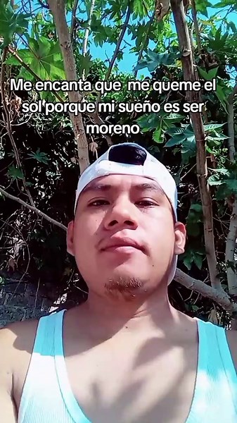 Me encanta que me queme el sol porque mi sueño es ser moreno