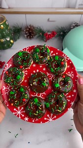 POV:you realize donuts at home are actually THIS easy 😳🍩 I used the Dash Express Mini Donut Maker and now I’m never buying store-bought again. Crispy edges, fluffy center, ready in minutes. Glaze them, dip them, sprinkle them… this is a dangerous level of easy. 💬 Would you make these at home? YES or YES? #MiniDonuts #DashDonutMaker #EasyDesserts #HomeBaking #DessertReel #SweetTreats #BakingHack | Marlen Escatel