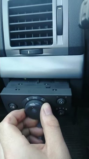 Demontaż włącznika świateł - Opel Vectra C / Signum