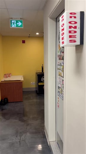 On a une écoville, avec des écocitoyens, sur une belle écoplanète remplie d’éco règlements écoridicules !!! Moi aussi je mets mes chouclaques bizarres et avec mon sourire baveux et niais, moi aussi… je fais ma part!!!!😜 Toi aussi tu peux faire TA part! Sinon, on va tous MOURIR! (Est-ce que c’est une écosatire du vidéo moi moi moi maire? La réponse est oui! Si tu ne l’as pas vu, est ce que tu vas être perdu? La réponse est encore oui!) | Maurais Live - Radio X