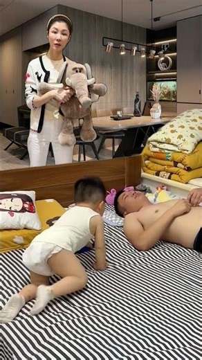 🛏️😂 Funny baby plays on the bed with dad