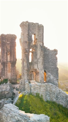 Mornings like these are what Corfe Castle does best. Soft light, crisp air, and that autumn magic in the village. After your walk or visit to the castle, thaw out by the fireplace at The Greyhound with a hearty meal made from scratch using the best local produce. Great food, good company, and a backdrop that never gets old. 🏰 If you're looking for places to visit over the half-term term holidays, you've just found it 🫶 #corfecastle #dorsetpubs #cosypubs #sundayroast #bestsundaylunch #countrywa