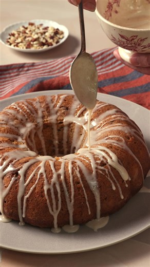 Drizzling icing onto your baked goods might seem simple—and yes, it is—but here are a few tips and tricks to help you achieve the perfect drizzle every time. First, make sure it’s the right consistency. Watch the video to see what I mean! Next, use a fork to drizzle the icing over your COOLED baked good. You really do want to make sure it’s fully cooled first! And finally, add your toppings before the icing sets. Make sure to save this reel for the next time you want to add icing to your dessert